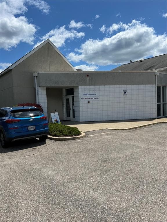 1050 Warwick photo 2