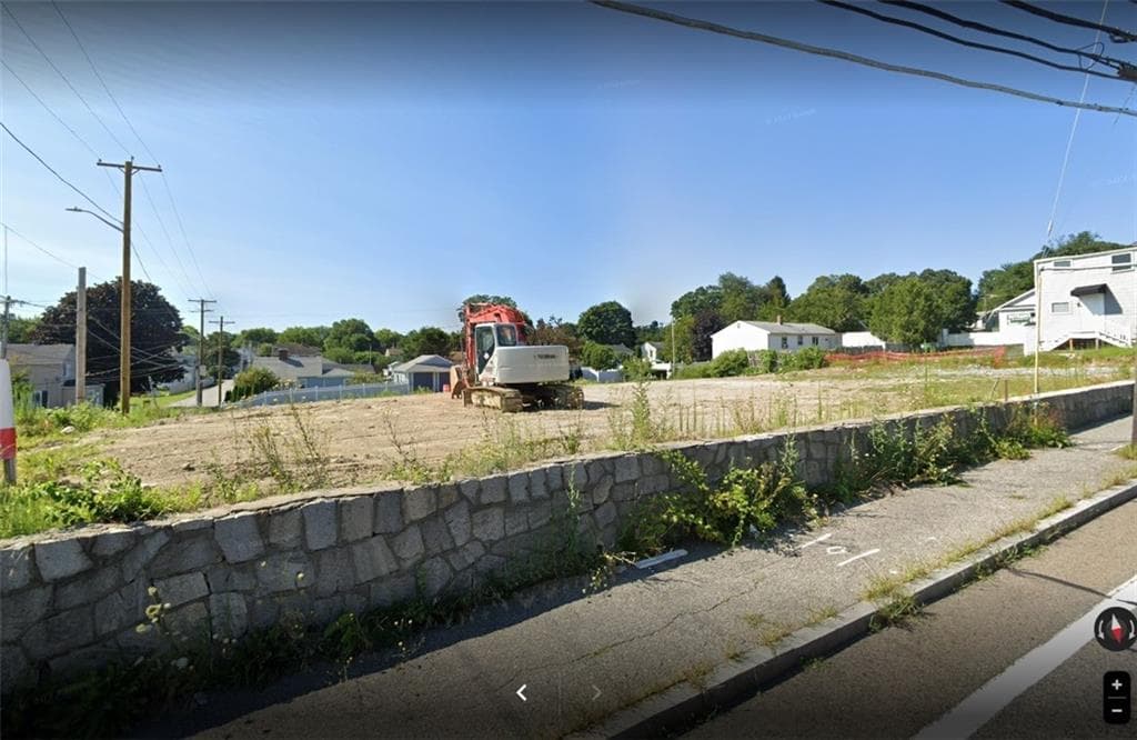 1750 Mineral Spring photo 2