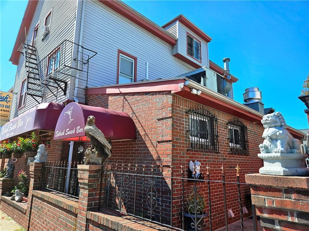 546 Lonsdale photo 2