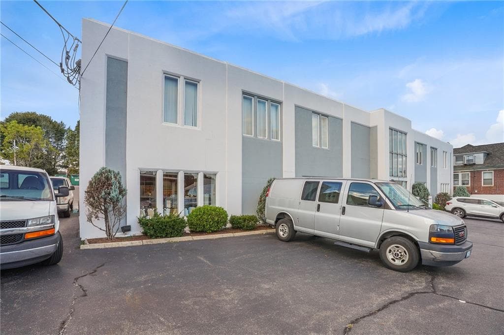 1303 Mineral Spring photo 2