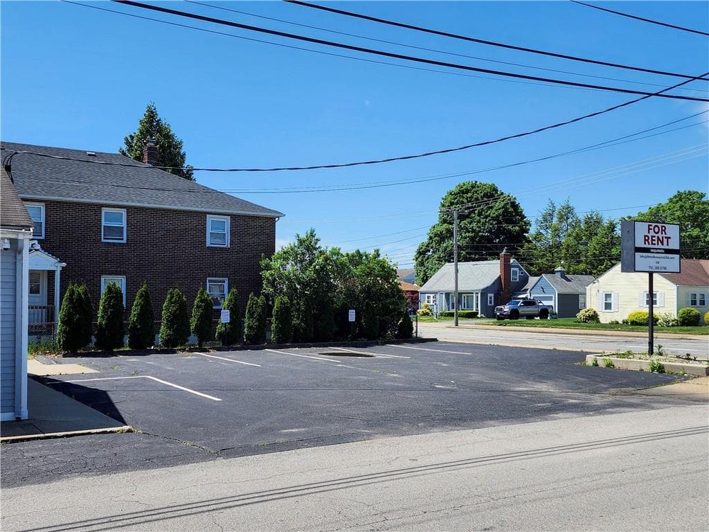 145 Newport photo 3