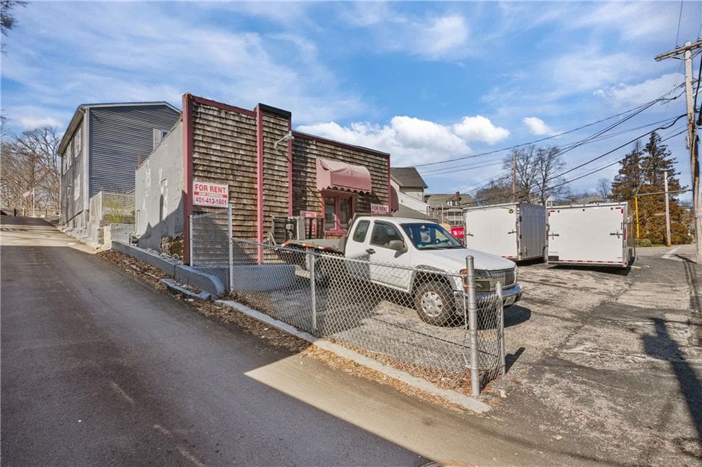 230 North Main photo 3