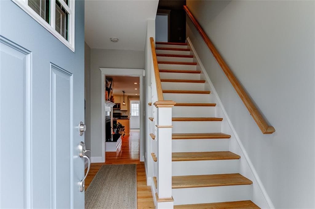 51 Collins photo 3