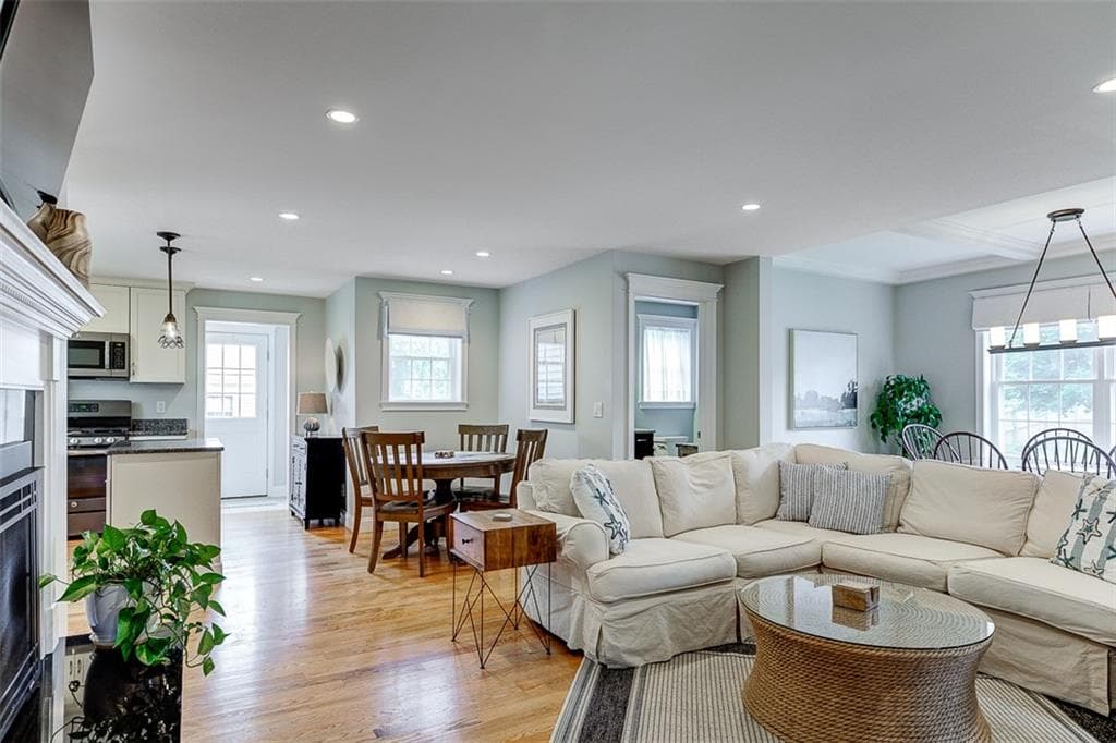 51 Collins photo 5