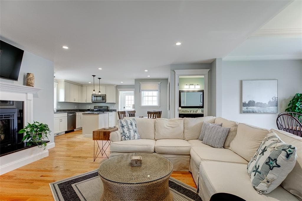51 Collins photo 4
