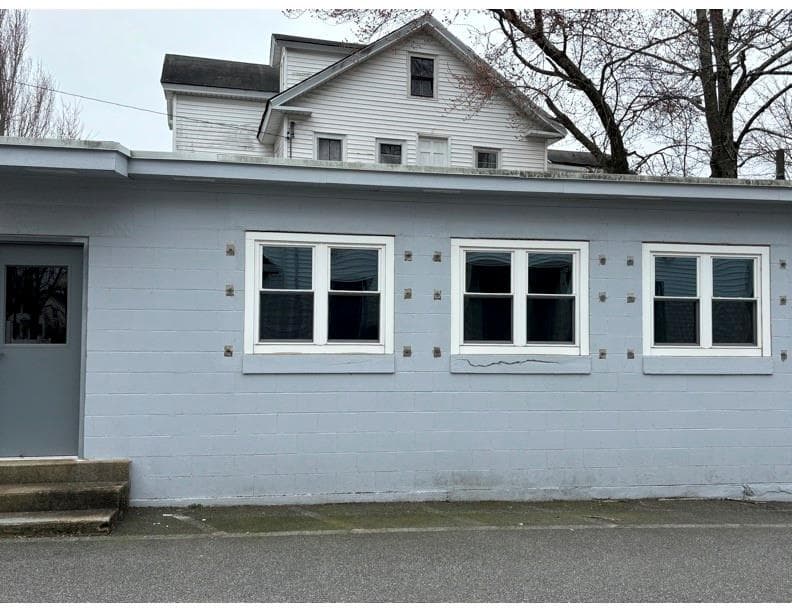 652 East photo 2