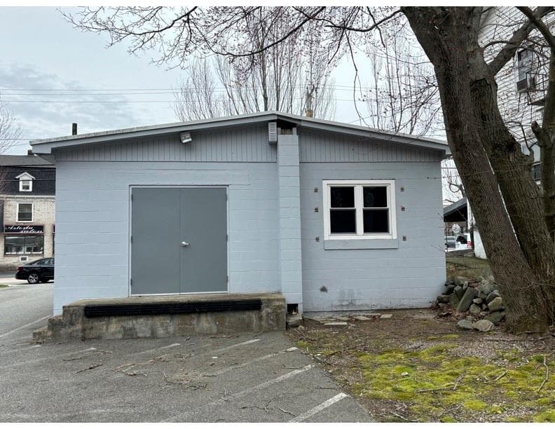 652 East photo 3