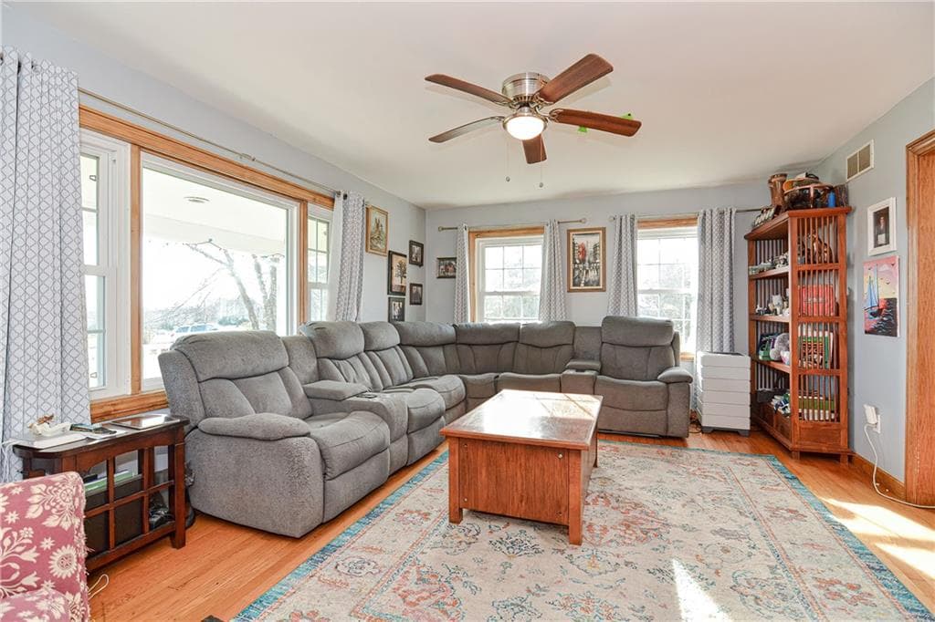 192 Spring Hill photo 2