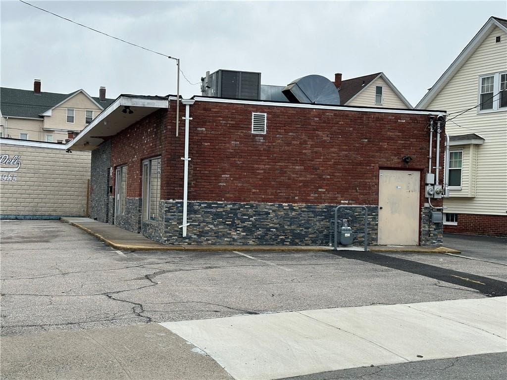 99 Waterman Avenue photo 2