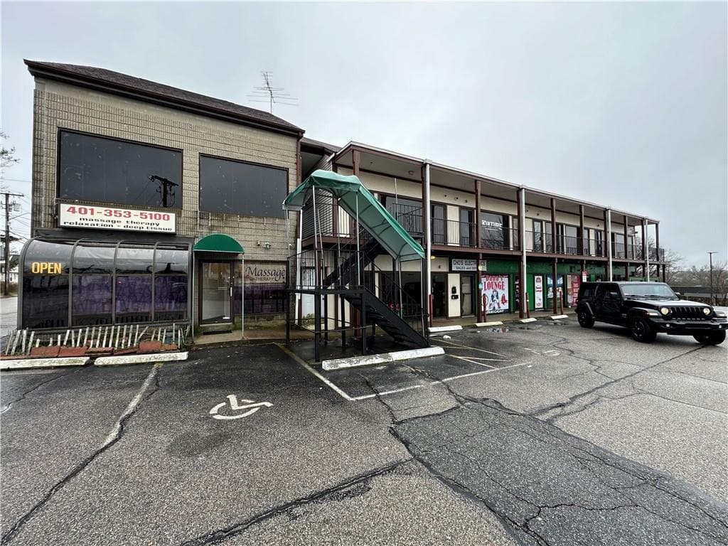 1410 Mineral Spring photo 2