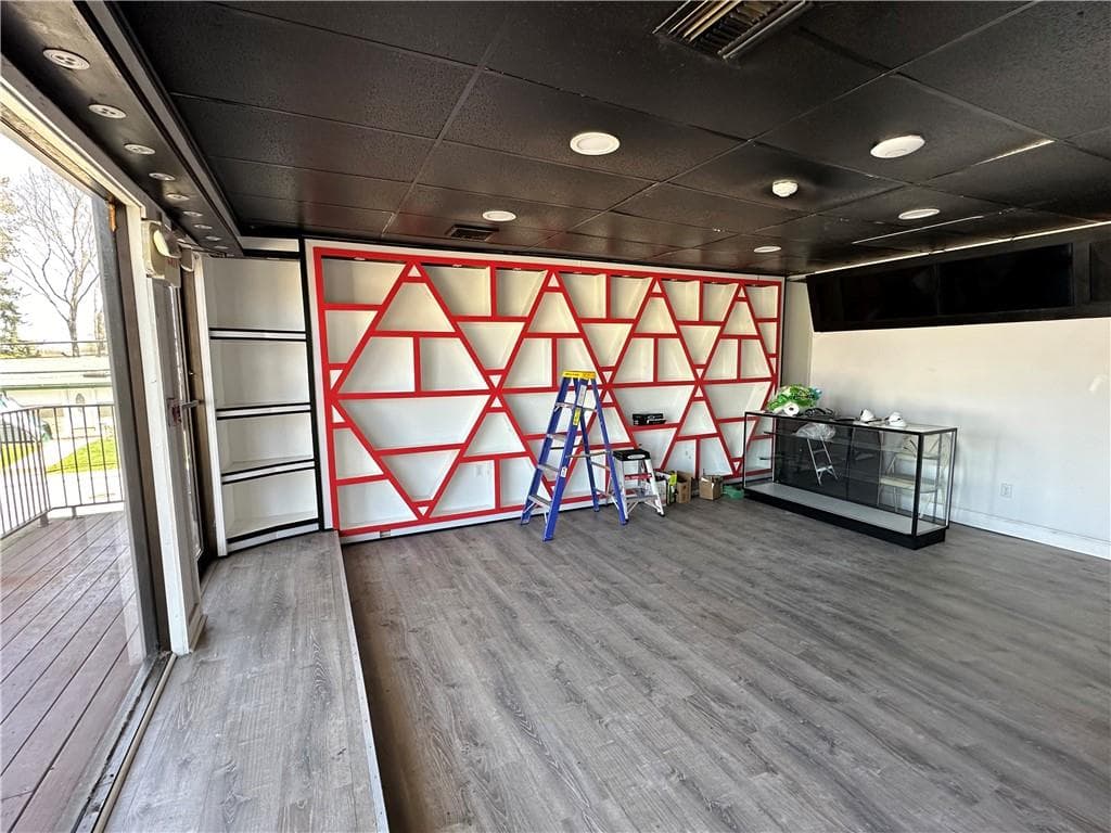 1410 Mineral Spring photo 4
