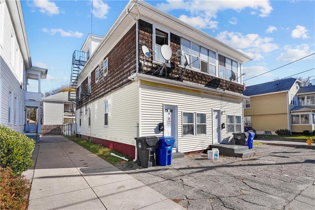 1101 Lonsdale photo 2