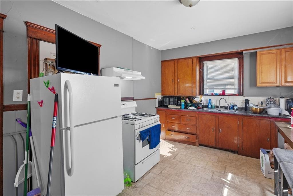 1101 Lonsdale photo 3