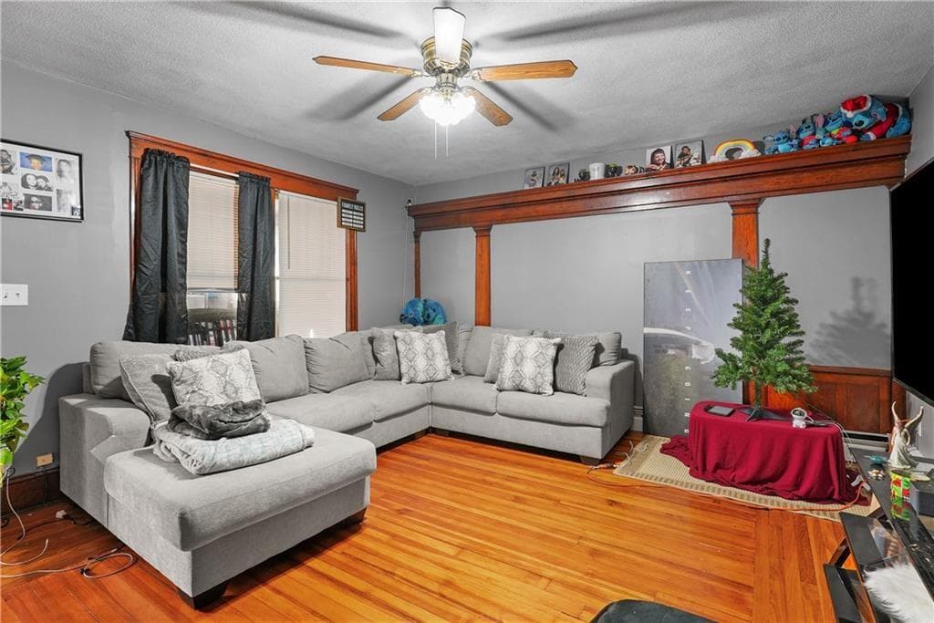 1101 Lonsdale photo 4