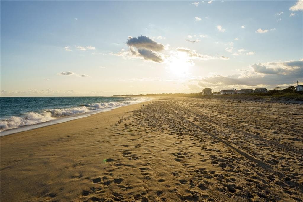 546 East Beach photo 5
