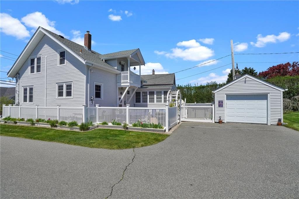 667 Aquidneck