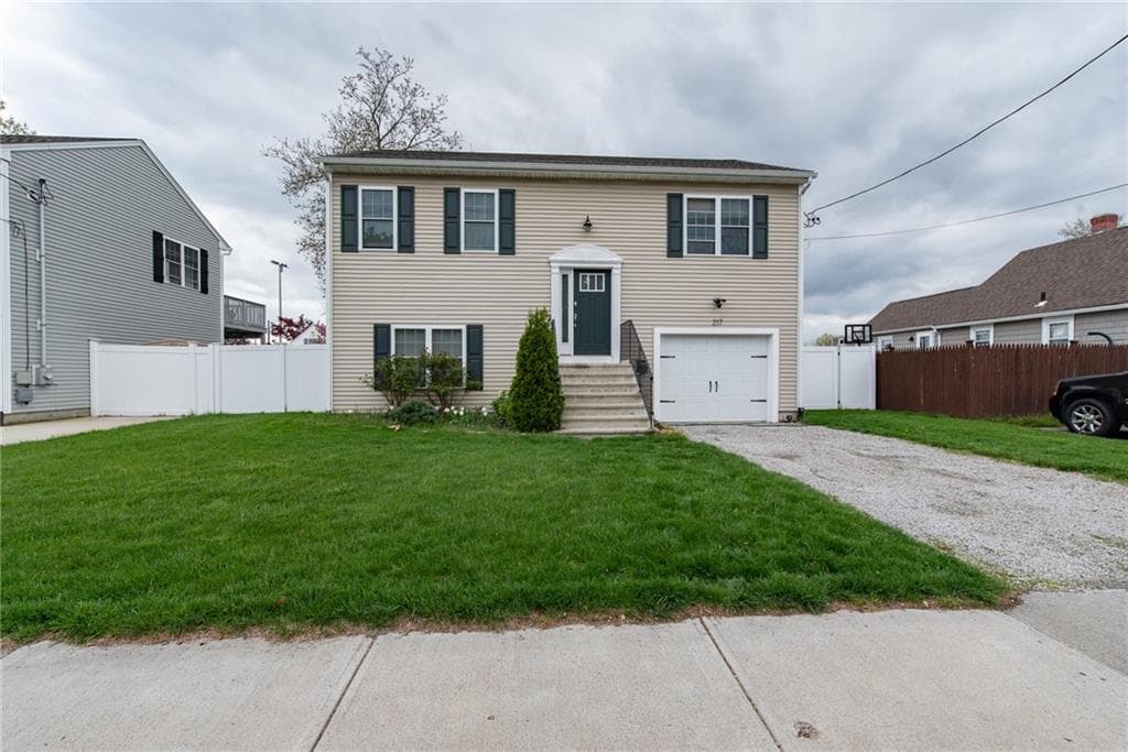 217 Crescent photo 2