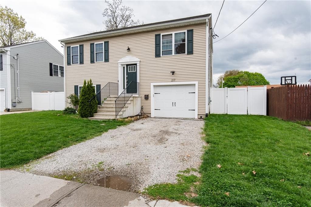 217 Crescent photo 4