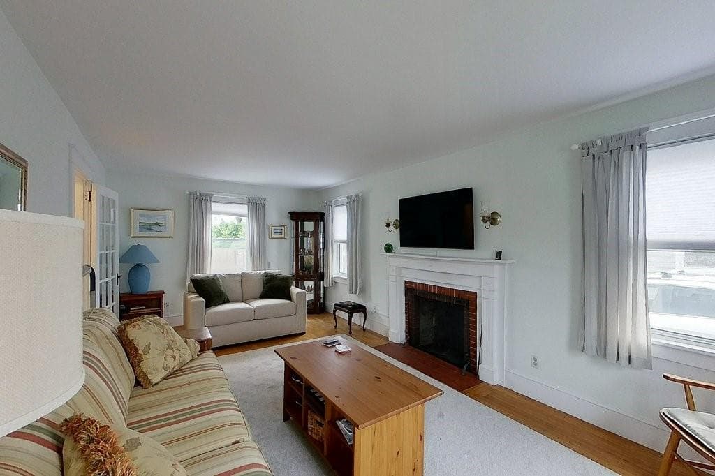94 Eustis photo 4