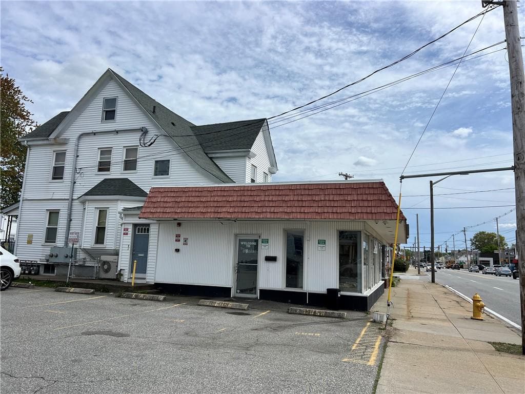 863 Newport photo 2