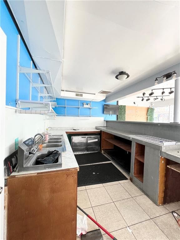 863 Newport photo 5