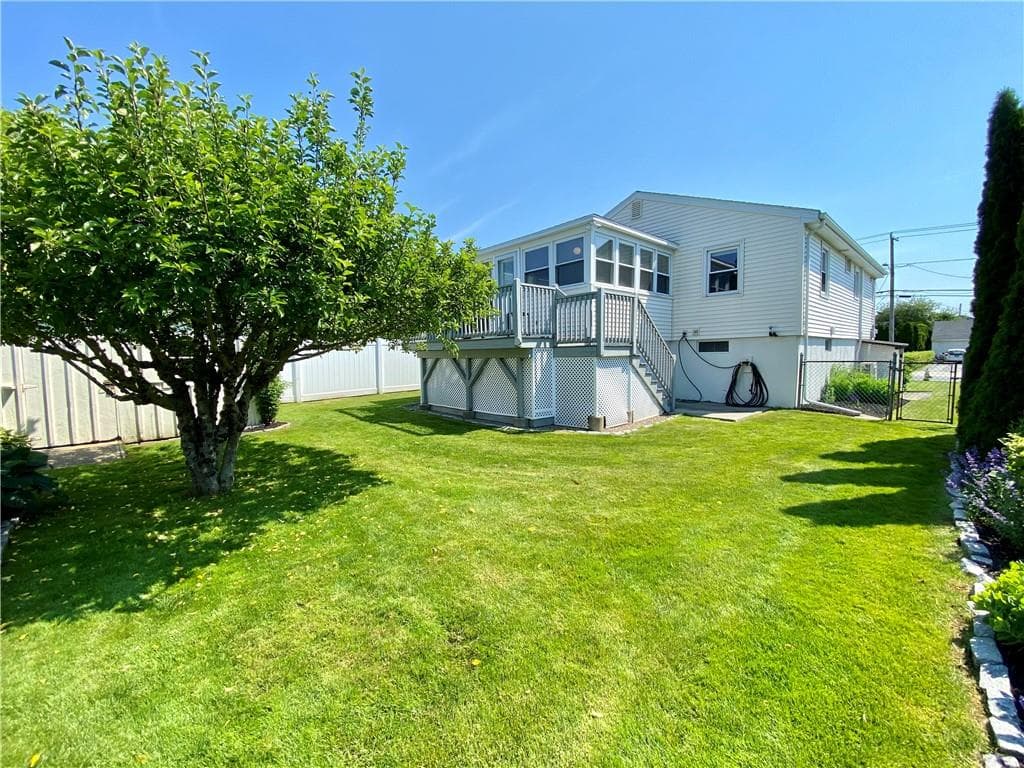83 Eustis photo 3