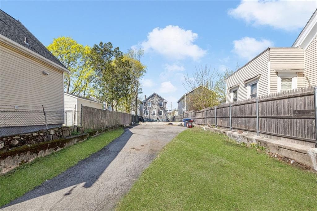 176 Burnside photo 5
