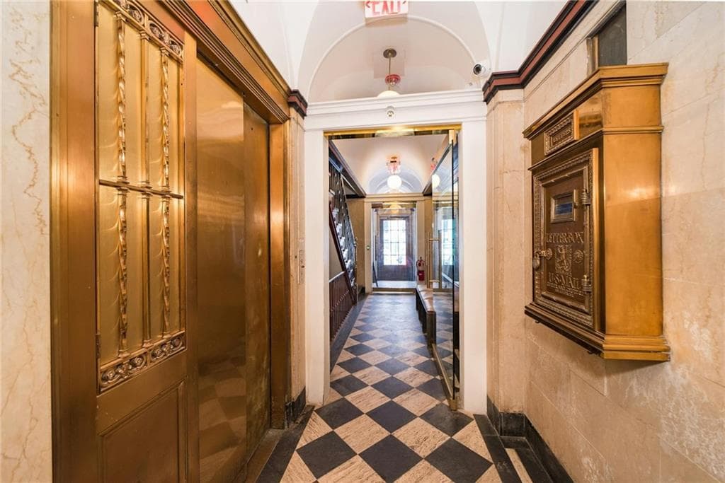 32 Custom House #401 photo 3