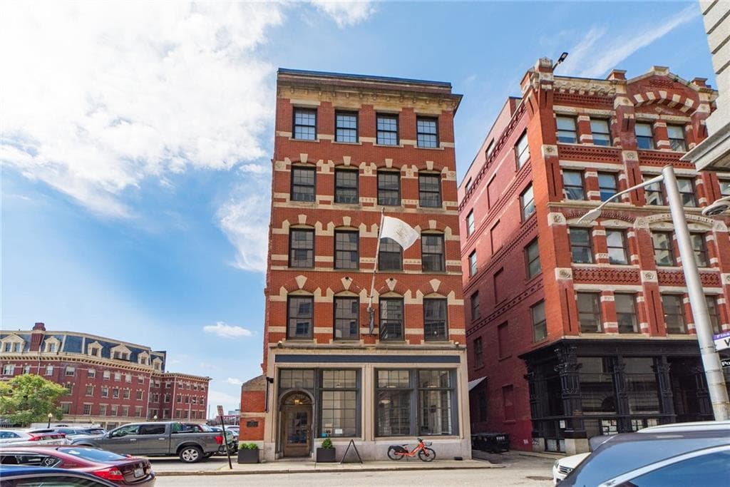 32 Custom House #401