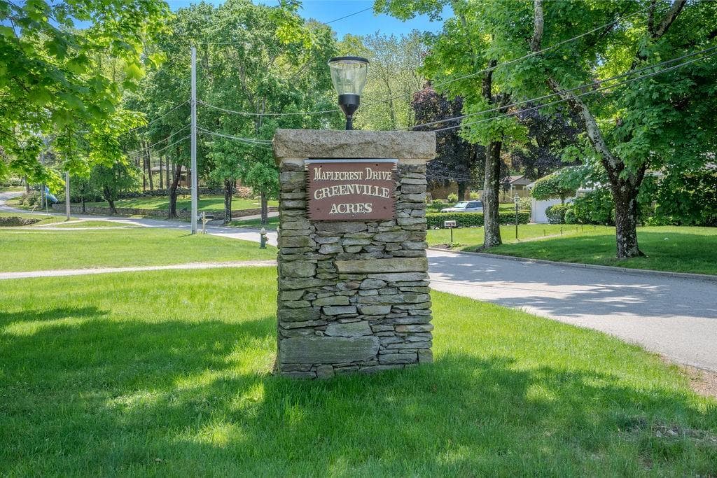 27 Maplecrest photo 4