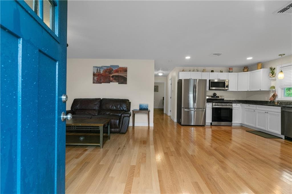 385 Market photo 3