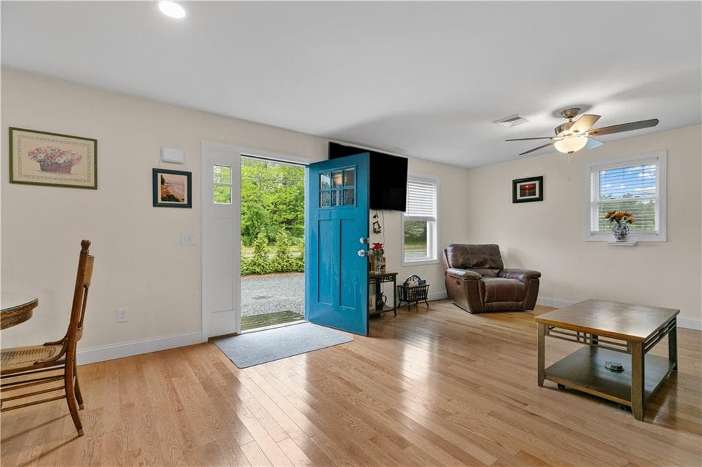 385 Market photo 4