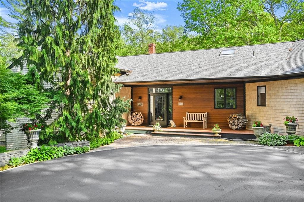989 Mooresfield photo 3