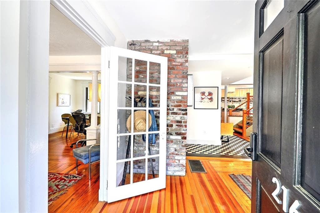 216 Carpenter photo 3