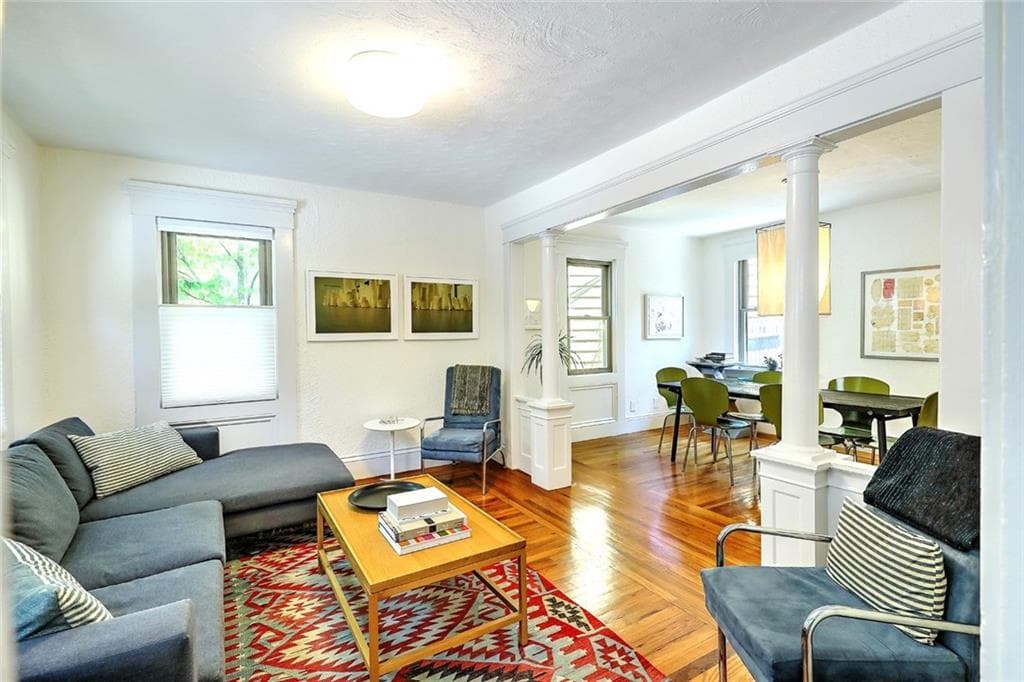 216 Carpenter photo 4
