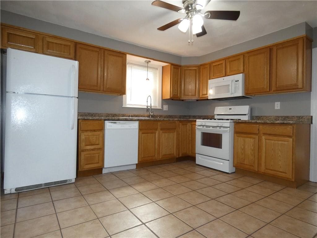 2055 Mineral Spring photo 2