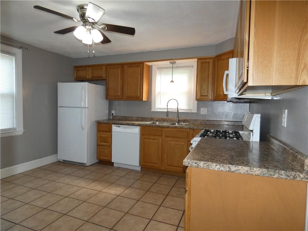 2055 Mineral Spring photo 3