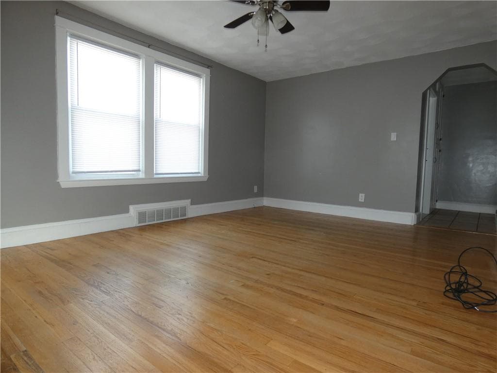 2055 Mineral Spring photo 4