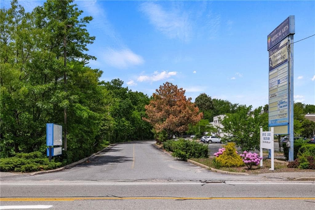 1637 Mineral Spring photo 3