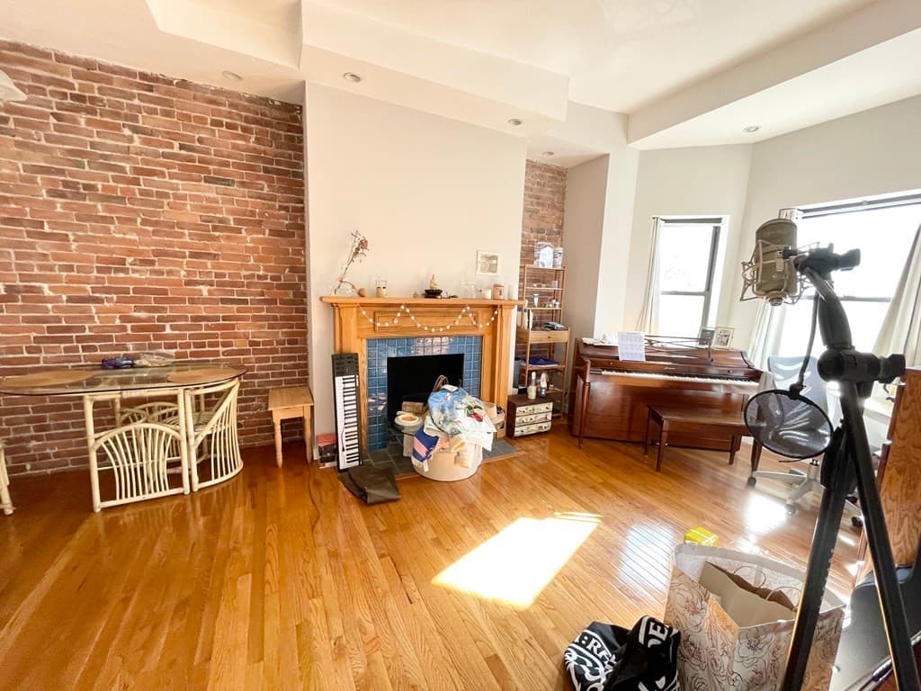 71 Gainsborough #301 photo 3