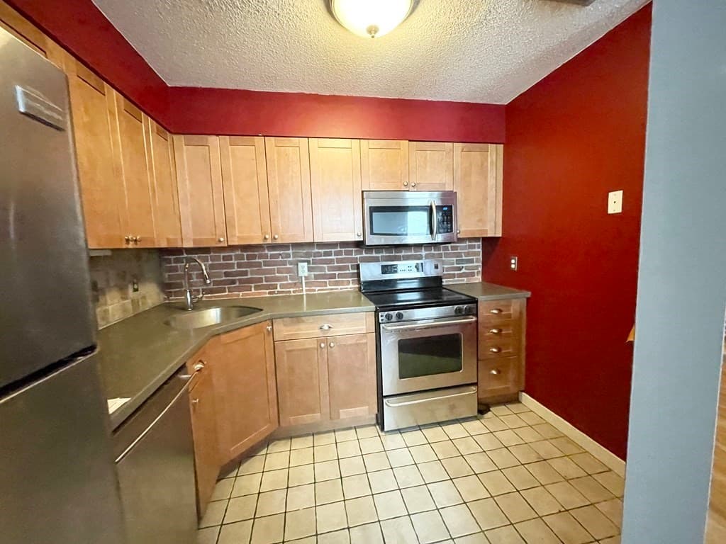 73 Gainsborough #202W photo 2