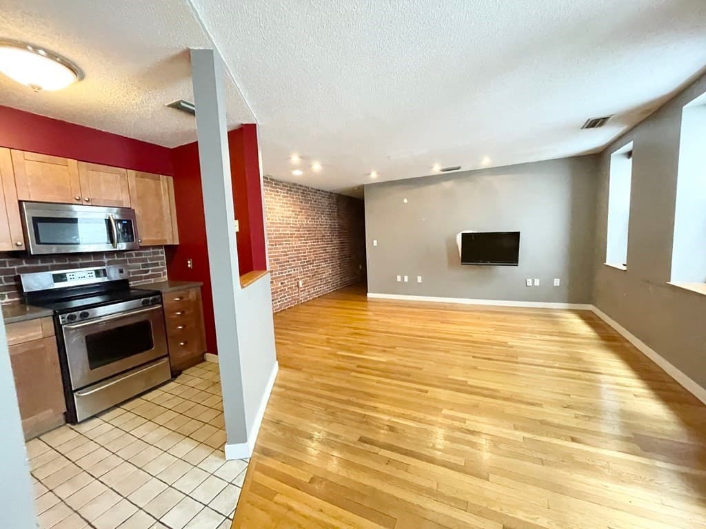 73 Gainsborough #202W photo 3