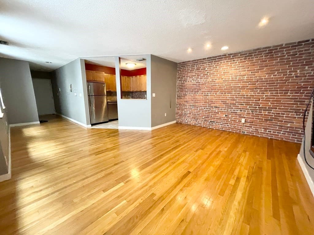 73 Gainsborough #202W photo 5
