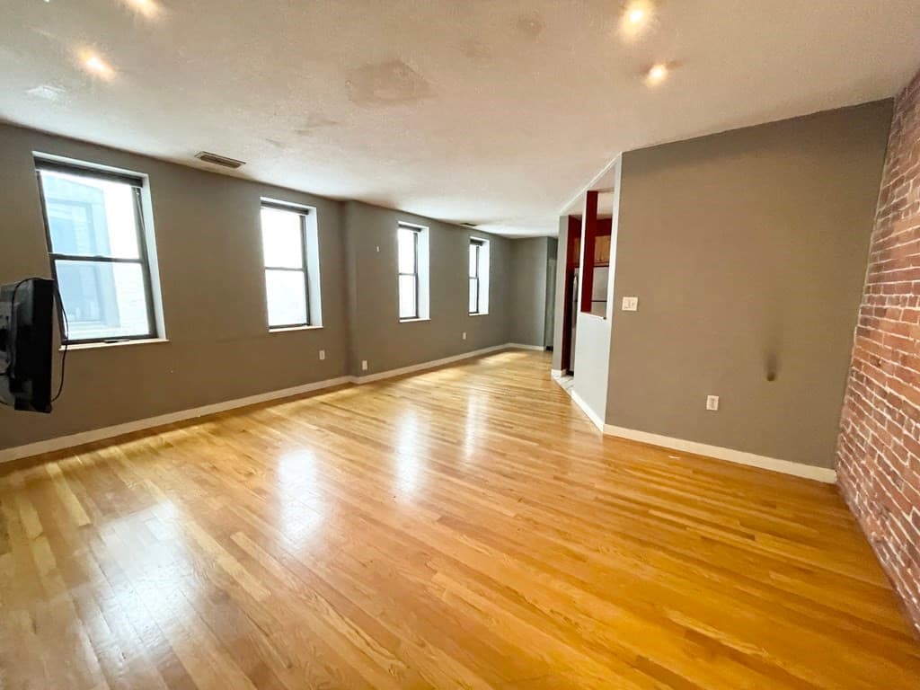 73 Gainsborough #202W photo 4