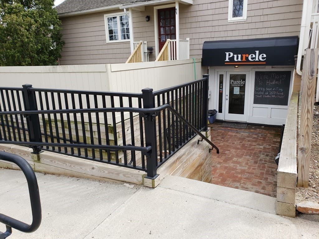 190 University Drive photo 2