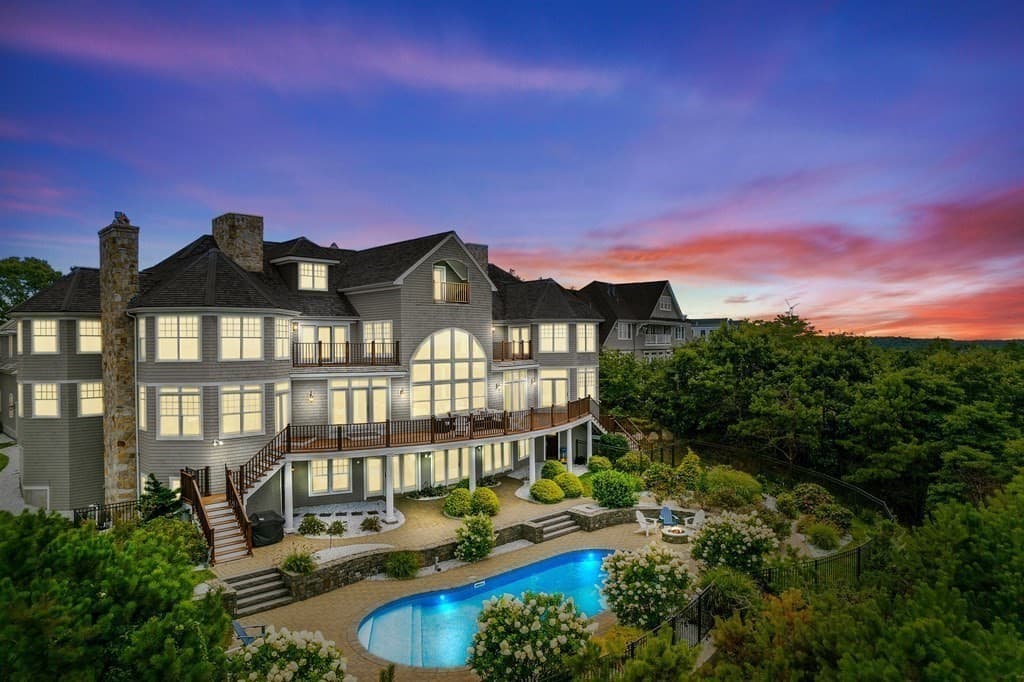 102 Highwood Ln