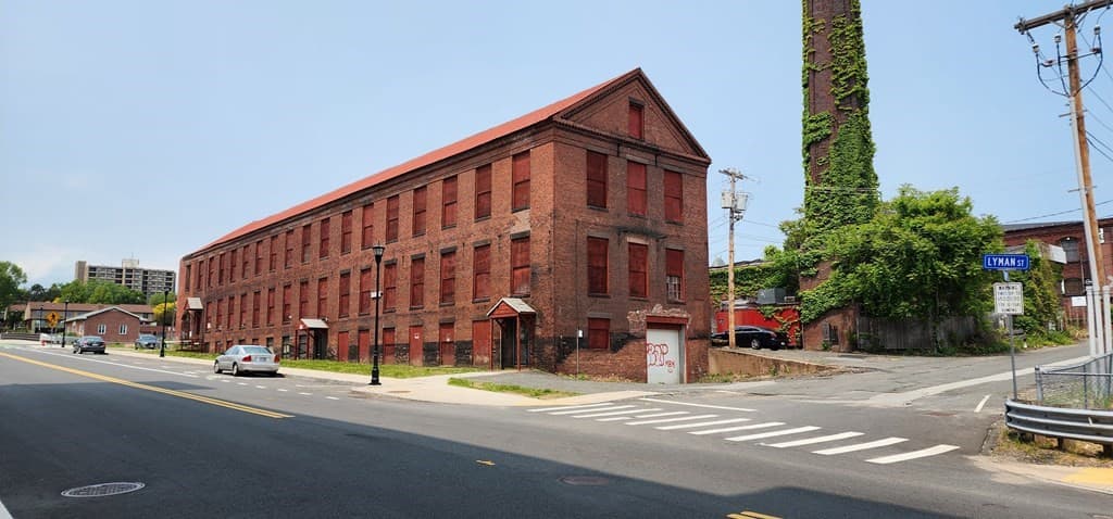 109 Lyman St photo 3