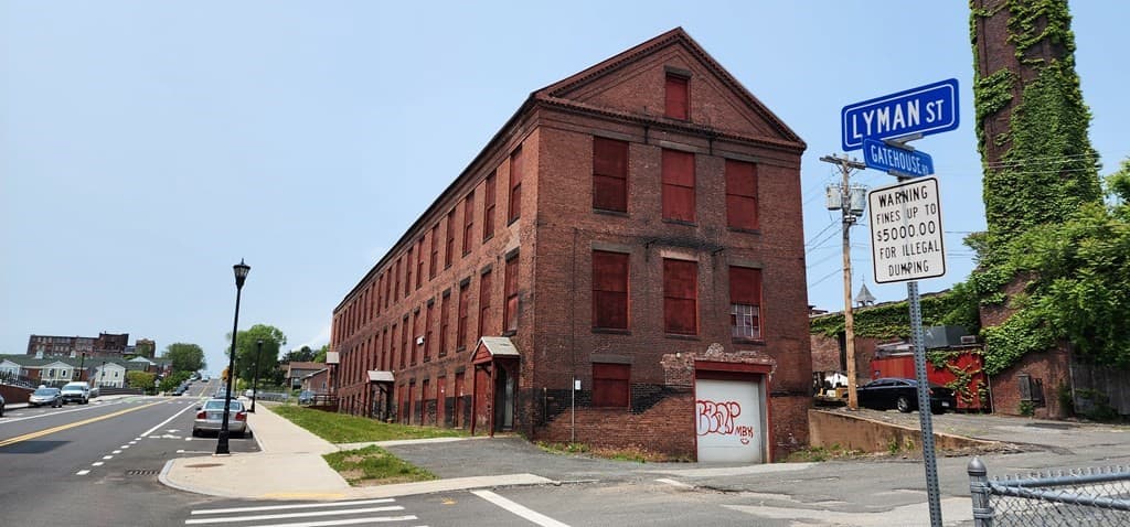 109 Lyman St photo 4