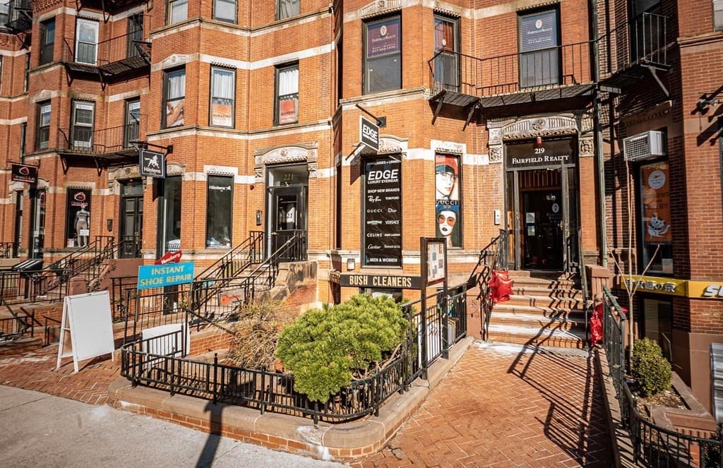 219 Newbury St photo 2