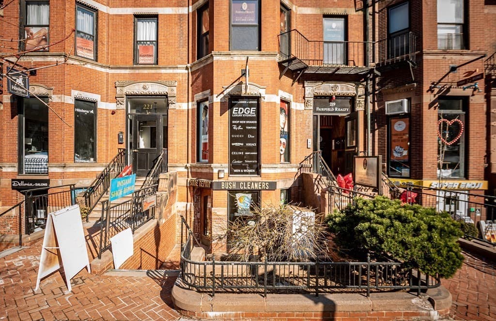 219 Newbury St photo 3